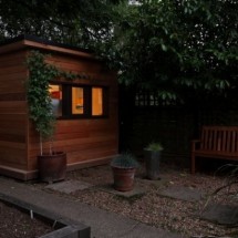 mali ured u vrtu