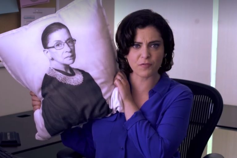 Rachel Bloom parodijom pokazala kako je ženama na vodećim pozicijama