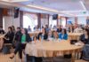 žene u građevini konferencija