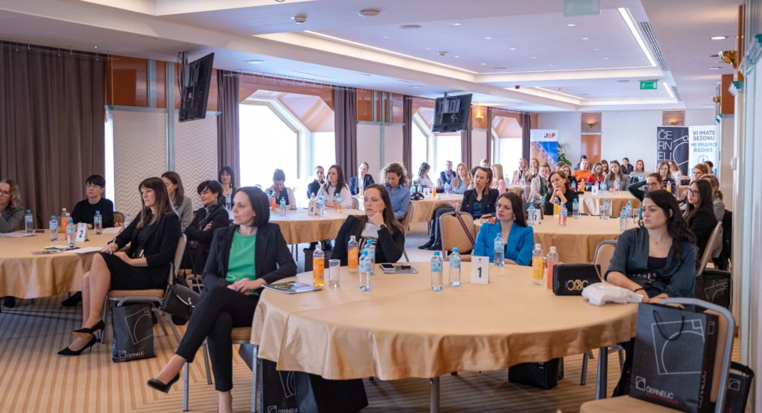 žene u građevini konferencija