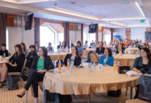 žene u građevini konferencija