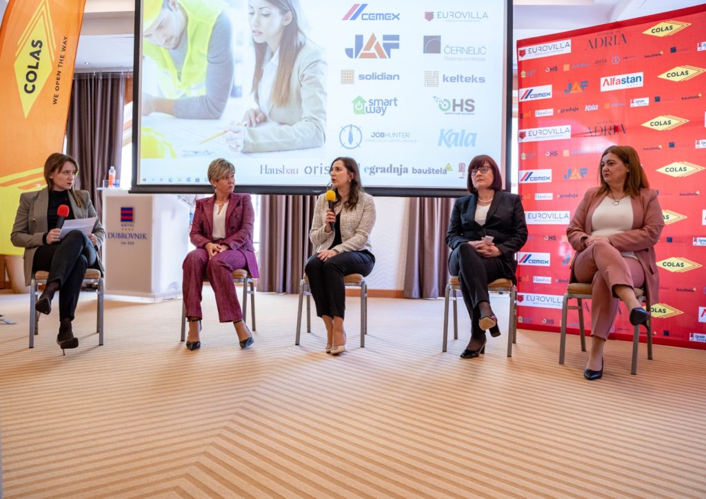 žene u građevini konferencija