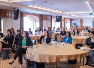 žene u građevini konferencija