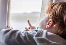 dijete plače u avionu