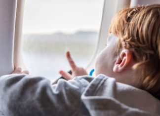 dijete plače u avionu