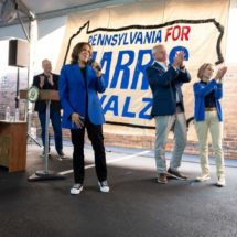kamala-harris-tenisice-i-odijelo-1