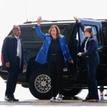 kamala-harris-tenisice-i-odijelo-2