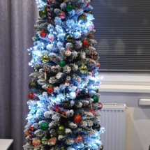 umely-vianocny-stromcek-smrek-biely-stihly-210cm-alzbeta