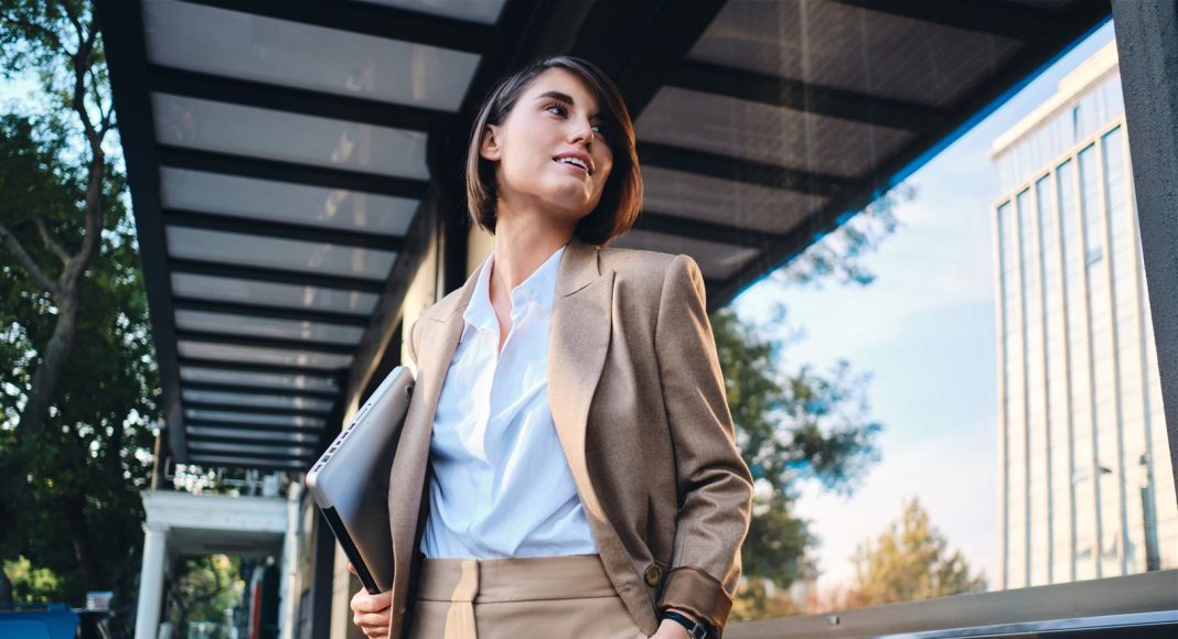 kako-moderna-posalovna-zena-spaja-udobnost-i-profesionalni-stil-u-svakodnevnom-radu
