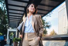 kako-moderna-posalovna-zena-spaja-udobnost-i-profesionalni-stil-u-svakodnevnom-radu