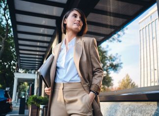 kako-moderna-posalovna-zena-spaja-udobnost-i-profesionalni-stil-u-svakodnevnom-radu